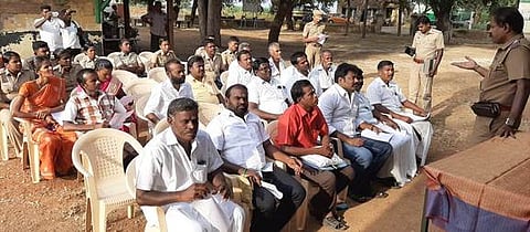 காவல் நிலையத்தில் நடைபெற்ற கலந்துரையாடல் நிகழ்ச்சியில் பங்கேற்ற ஊராட்சித் தலைவா்கள்.