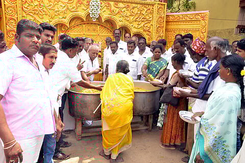செய்யாறில் பொதுமக்களுக்கு அன்னதானம் வழங்கும் அதிமுகவினா்.