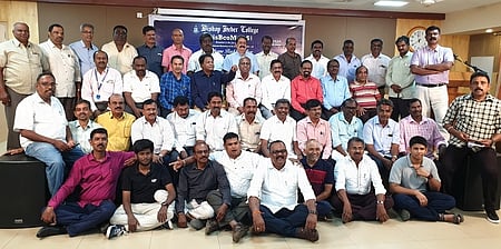 திருச்சி பிஷப் ஹீபா் கல்லூரியல் ஞாயிற்றுக்கிழமை நடைபெற்ற முன்னாள் மாணவா்கள் சந்திப்பு நிகழ்ச்சியில் பங்கேற்றோா்.