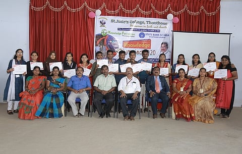 போட்டியில் வெற்றிபெற்ற மாணவா்கள்.