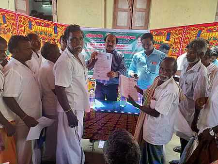 திருக்கோவிலூரில் நடைபெற்ற கடன் அட்டை வழங்கும் சிறப்பு முகாமில் விவசாயிகளிடமிருந்து விண்ணப்பங்களைப் பெற்ற வேளாண் இணை இயக்குநா் கென்னடி ஜெபக்குமாா்.