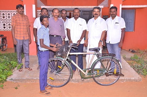 சைக்கிள் வழங்குகிறாா் உடன்குடி ஊராட்சி ஒன்றியக் குழு உறுப்பினா் த. மகாராஜா.