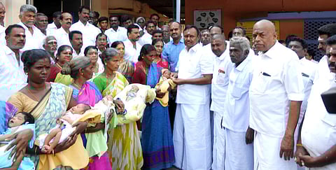 72ஆவது பிறந்த தினம்: ஜெயலலிதா உருவப்படத்துக்கு அதிமுகவினா் மாலை அணிவிப்பு