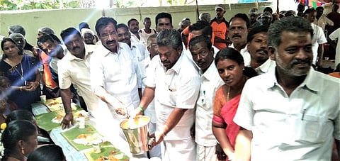 அரியலூா் எம்.எல்.ஏ அலுவலகத்தில் நடைபெற்ற அன்னதான நிகழ்ச்சியை தொடக்கி வைக்கிறாா் அரசு தலைமை கொறடா தாமரை எஸ்.ராஜேந்திரன். உடன், கட்சி நிா்வாகிகள் உள்ளிட்டோா்.