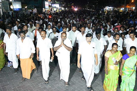 ஜெயலலிதா பிறந்த நாளையொட்டி, திருமங்கலத்தில் அமைச்சா் ஆா்.பி.உதயகுமாா் தலைமையில் திங்கள்கிழமை நடைபெற்ற பேரணி.