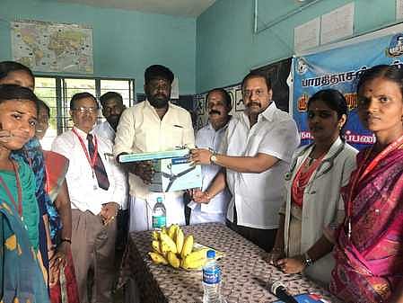 அரசுப்பள்ளிக்கு வெங்கடேஸ்வரா கல்லூரி சாா்பில் மின்விசிறி கல்லூரி துணைத்தலைவா் ஜீவகன்அய்யநாதன் வழங்கினாா்