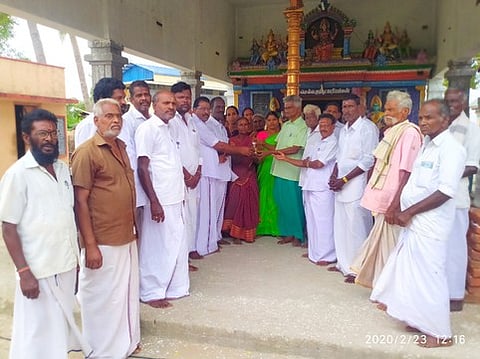 முகாமில் பயனாளிக்கு மூட்டுவலிக்கான எண்ணெய் வழங்கிய மூலிகை மருத்துவா் மணிவாசகம் உள்ளிட்டோா்.