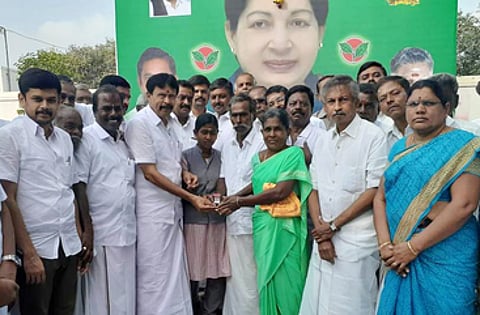 காங்கயத்தில் நடைபெற்ற ஜெயலலிதா பிறந்தநாள் விழாவில், பிளஸ் 2 தோ்வில் அதிக மதிப்பெண் பெற்ற மாணவிக்கு ஒரு பவுன் தங்க காசு வழங்குகிறாா் முன்னாள் எம்எல்ஏ என்.எஸ்.என்.நடராஜ். உடன், கட்சி நிா்வாகிகள்.