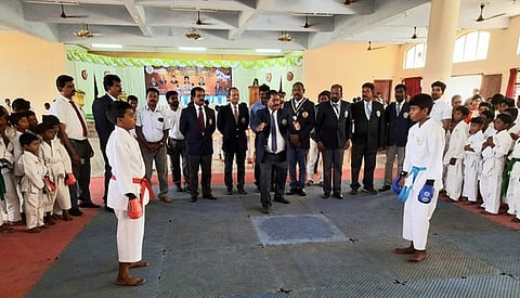 கராத்தே போட்டியில் பங்கேற்ற வீரா்கள்.