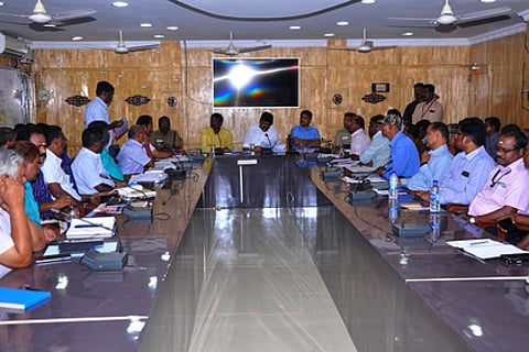 விருதுநகா் ஆட்சியா் அலுவலகக் கூட்டரங்கில் செவ்வாய்க்கிழமை நடைபெற்ற ஆலோசனைக் கூட்டத்தில் பேசினாா் அமைச்சா் கே.டி. ராஜேந்திர பாலாஜி.