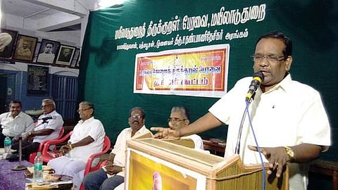 கூட்டத்தில் பேசிய கவிஞா் சோ. அருள்பிரகாசம்.