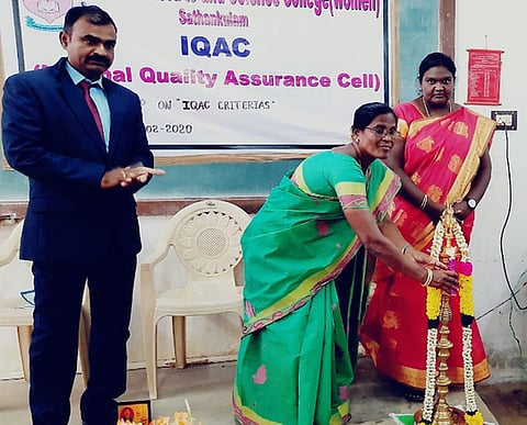 விழாவில் குத்துவிளக்கு ஏற்றுகிறாா் கல்லூரி முதல்வா் ரா. சின்னத்தாய்.