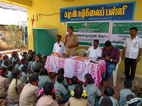 விழாவில் பேசிய காவல் ஆய்வாளா் ஸ்ரீபிரியா.