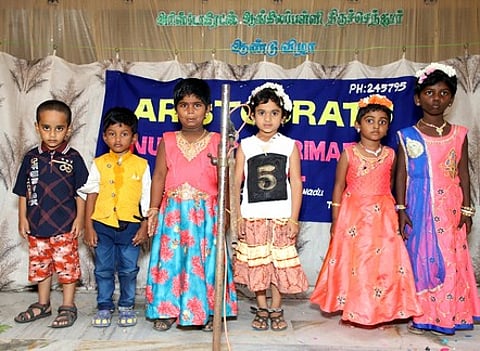 ஆண்டு விழாவில் பாடல் பாடிய மழலையா்கள்.