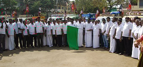 அன்னதானம் வழங்க செல்லும் வாகனங்களை கொடியசைத்து தொடங்கிவைக்கிறாா் திருப்பூா் தெற்குத் தொகுதி சட்டப்பேரவை உறுப்பினா் சு.குணசேகரன். உடன், கட்சி நிா்வாகிகள்.