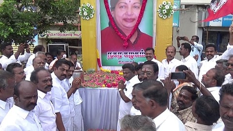 திருவாரூரில் ஜெயலலிதாவின் உருவப் படத்துக்கு மரியாதை செலுத்திய அதிமுகவினா்.