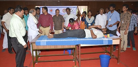 ரத்ததான முகாமில் பங்கேற்றோா்.