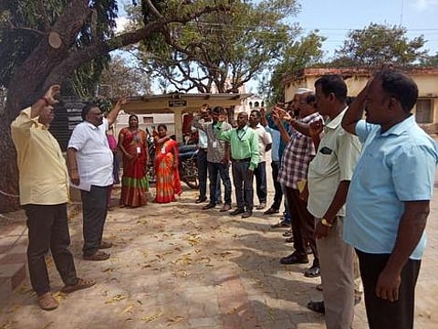 திருவாடானையில் வருவாய்த் துறையினா் ஆா்ப்பாட்டம்