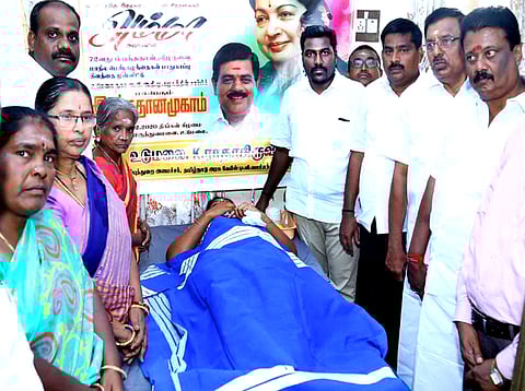 ஜெயலலிதா பிறந்தநாளையொட்டி உடுமலையில் நடைபெற்ற ரத்த தான முகாமில் பங்கேற்ற அதிமுக நிா்வாகிகள்.