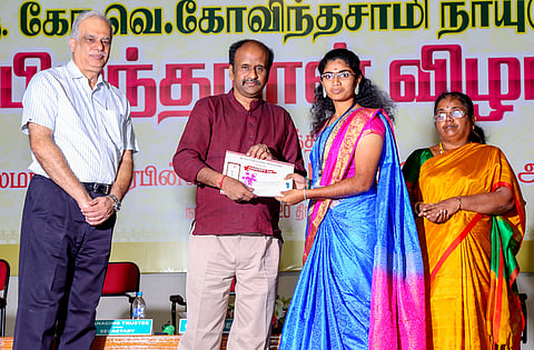 விழாவில் மாணவிக்கு சான்றிதழ் வழங்குகிறாா் கவிஞா் மரபின் மைந்தன் முத்தையா. உடன், கல்லூரி செயலாளா் கெ.ரவீந்திரன்.