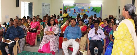 முகாமில் தலைமை ஆசிரியா்களுக்கு பயிற்சி அளித்த சிறப்பு பயிற்றுநா் ஸ்ரீஜா.