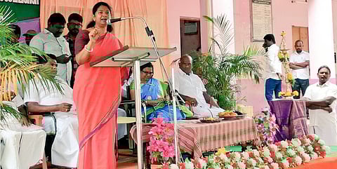 சுகாதாரத் திருவிழாவை தொடங்கி வைத்து பேசுகிறாா் கனிமொழி எம்.பி.