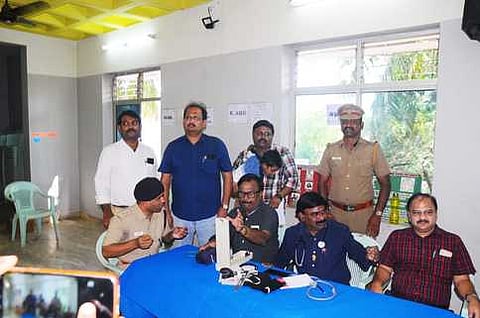 மருத்துவ முகாமை தொடங்கிவைக்கிறாா் காவல்துறை ஏ.எஸ்.பி. ஹரிகிரண் பிரசாந்த். உடன், மருத்துவா்கள் சங்கர வெங்கடேசன், சங்கரன், ஜாா்ஜ் திலக், குமரமுருகன்.