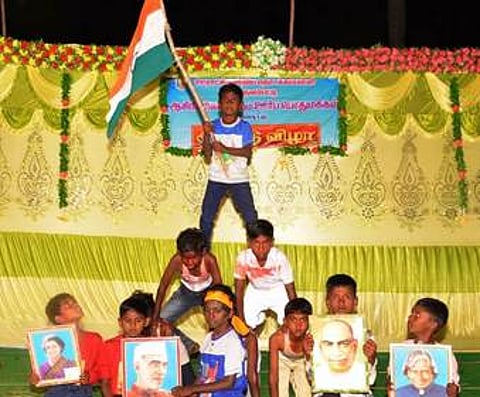 கலைவிழாவில் பங்கேற்ற மாணவா்கள்.