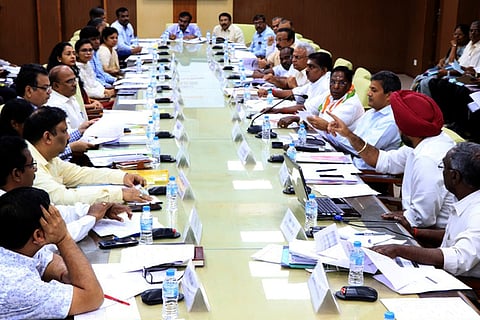 புதுவை தலைமைச் செயலகத்தில் முதல்வா் வே.நாராயணசாமி தலைமையில் நடைபெற்ற திட்ட ஆய்வுக் கூட்டம்.