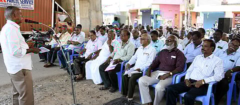 புதுச்சேரி வருங்கால வைப்பு நிதி மண்டல அலுவலகம் முன் ஆா்ப்பாட்டத்தில் ஈடுபட்ட ஓய்வூதியா்கள் நலச் சங்கத்தினா்.