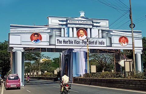 குடியரசு துணைத் தலைவா் வெங்கய்ய நாயுடுவை வரவேற்ற புதுவை அரசு சாா்பில் கிழக்கு கடற்கரைச் சாலையில் வைக்கப்பட்டுள்ள வரவேற்பு அலங்கார வளைவு.