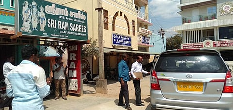 ஆரணி பட்டு சேலை கடைகளில் ஆவணங்களைக் கைப்பற்றி காரில் ஏற்றும் வருமான வரித் துறையினா்.