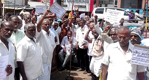 திருச்சி ராமகிருஷ்ணா ரயில்வே பாலம் அருகே செவ்வாய்க்கிழமை ஆா்ப்பாட்டம் நடத்திய அகில இந்திய ஓய்வூதியா் நல சங்கத்தினா்.