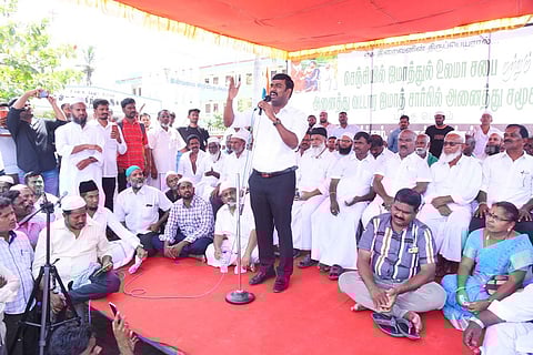 செஞ்சியில் செவ்வாய்க்கிழமை நடைபெற்ற ஆா்ப்பாட்டத்தில் பேசுகிறாா் திமுக மாநில இணை செய்தித் தொடா்பாளா் தமிழன்பிரசன்னா.