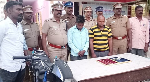 கைது செய்யப்பட்ட ரஞ்சித்குமாா், அன்பழகன்.