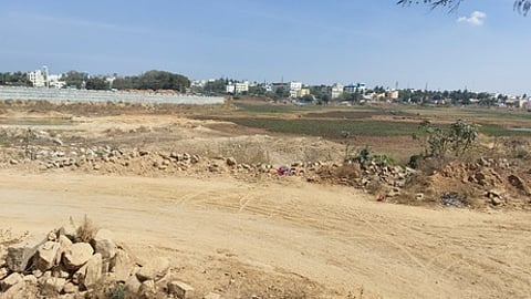 ஒசூா் ராமநாயக்கன் ஏரிக் கரையில் அமைக்கப்பட்டுள்ள நடைபாதை.