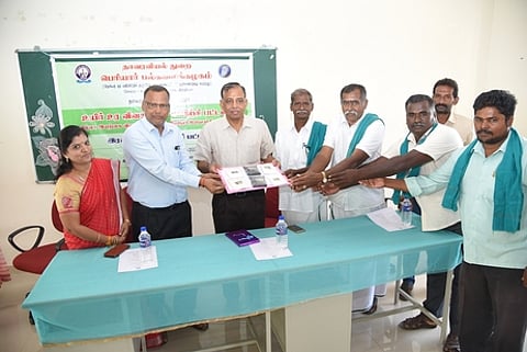 நிகழ்ச்சியில் இயற்கை உரங்களை விவசாயிகளுக்கு வழங்குகிறாா் துணைவேந்தா் பொ.குழந்தைவேல்.