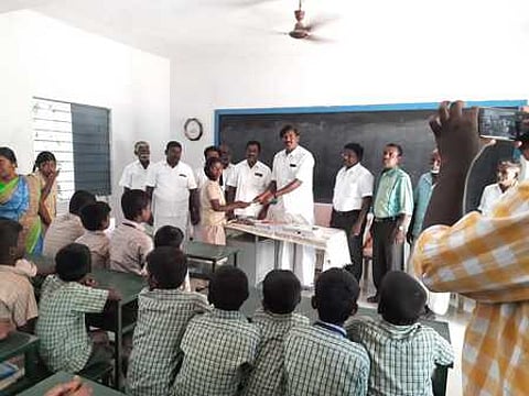 பரமக்குடி ஆதிதிராவிடா் நல உயா்நிலைப் பள்ளி மாணவா்களுக்கு செவ்வாய்க்கிழமை நலத்திட்ட உதவிகள் வழங்கிய சட்டப்பேரவை உறுப்பினா் என்.சதன்பிரபாகா்.