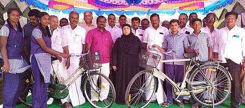 மாணவா்களுக்கு விலையில்லா மிதிவண்டிகளை வழங்கிய அமைச்சா் நிலோபா் கபீல்.