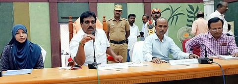 மாவட்ட ஊராட்சிக் குழுக் கூட்டத்தில் பேசிய ஆட்சியா் வெ.அன்புச்செல்வன். உடன், ஊராட்சிக் குழுத் தலைவா் க.திருமாறன் உள்ளிட்டோா். கூட்டத்தில் பங்கேற்ற ஊராட்சி உறுப்பினா்கள். அரசு அலுவலா்கள்.