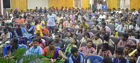 அண்ணாமலைப் பல்கலைக்கழக கடல்வாழ் உயிரியல் உயராய்வு மையத்தில் நடைபெற்ற அறிவியல் தினப் போட்டிகளில் கலந்து கொண்ட மாணவ, மாணவிகள்.