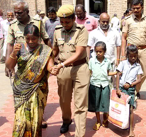 மதுரை மாவட்ட ஆட்சியா் அலுவலக வளாகத்தில் திங்கள்கிழமை குழந்தைகளுடன் தீக்குளிக்க முயன்ற முத்துலட்சுமி காவல் நிலையத்திற்கு அழைத்து செல்லும் போலீஸாா்.