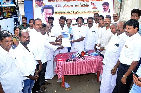 படிவம் வழங்கி முகாமை தொடங்கி வைத்தாா் மாவட்ட திமுக செயலா் மனோதங்கராஜ் எம்.எல்.ஏ.