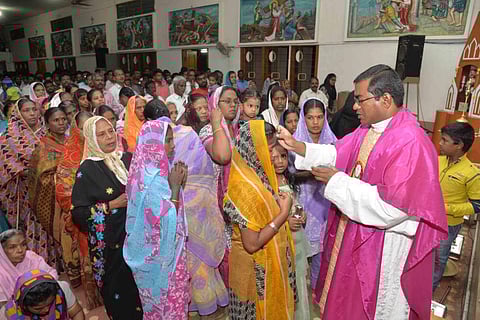 கிறிஸ்துவர்களின் தவக்காலம்: ஈரோடு ஆலயத்தில் சாம்பலால் சிலுவை அடையாளமிட்டு வழிபாடு