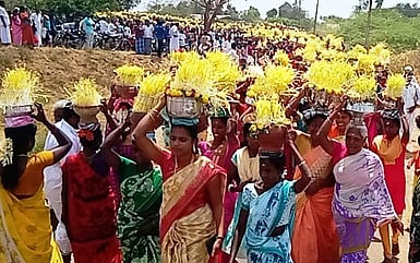 முளைப்பாரி ஊா்வலத்தில் பங்கேற்ற பெண்கள்.