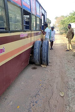 முனியங்குறிச்சி சின்ன ஏரி அருகே சென்ற அரசுப் பேருந்தில் அச்சு முறிந்து கழன்று கிடக்கும் சக்கரம்.