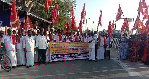 அரியலூா் அண்ணாசிலை அருகே ஆா்ப்பாட்டத்தில் ஈடுபட்ட கம்யூனிஸ்ட் கட்சியினா்.