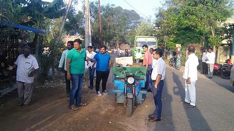 சீா்காழியில் உள்கட்டமைப்பு வசதிகளை ஆய்வு செய்த மாவட்ட ஆட்சியா் பிரவீன் பி. நாயா். உடன், துணை ஆட்சியா் பிரசாந்த், நகராட்சி பொறுப்பு ஆணையா் வசந்தன்.