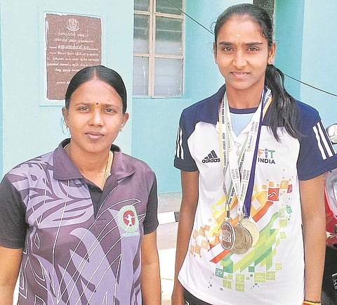 மும்முறை தாண்டுதலில் வெள்ளி மங்கை!