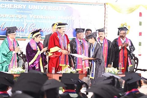 எந்த மொழியையும் கண்மூடித்தனமாக எதிர்க்க வேண்டாம்: குடியரசு துணைத் தலைவர் வெங்கய்ய நாயுடு வேண்டுகோள்